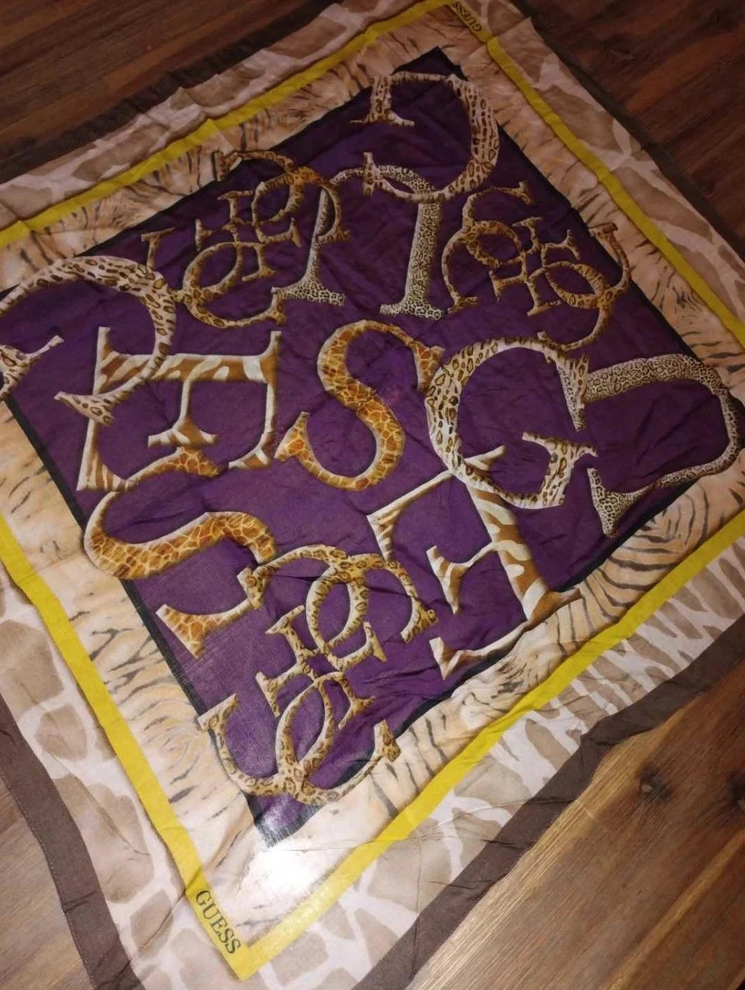 Grand foulard violet/crème, soie, Guess
